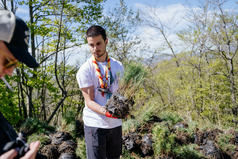 <p>Na planini Vojnik kompanija One nastavila je realizaciju svog cilja da do kraja svoje jubilarne godine, u ime svojih 30 godina- zasadi 30 hiljada stabala. Zajedno sa Savezom izviđača Crne Gore i &ldquo;Borankom&rdquo;, prvi crnogorski telko operator na ovaj način potvrđuje opredijeljenost da inicijativa &ldquo;1 drvo je važno&rdquo; postane najveće korporativno pošumljavanje u zemlji.</p>