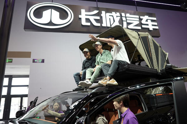 Ein amerikanischer YouTuber führt Ausländer durch chinesische Autos, die Käufer...