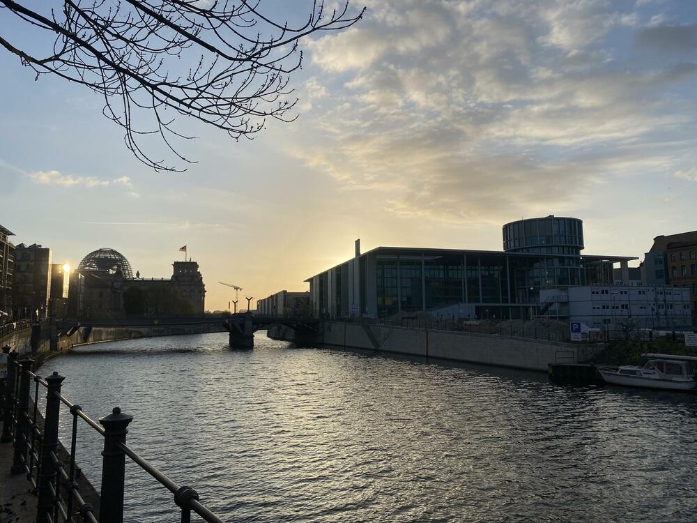 Pogled na kompleks Bundestaga s rijeke Špreje