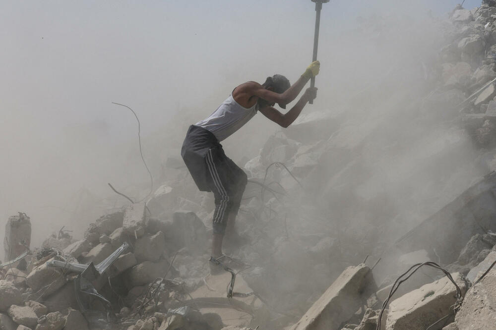 Palestinac na ruševinama u Kan Junisu, Foto: Rojters