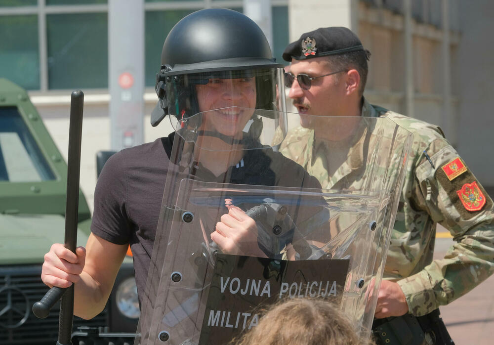 <p>Posjetioci imali priliku i da se upoznaju sa sredstvima i tehnikom Vojske Crne Gore</p>  <div contenteditable="false" tabindex="-1"> </div>