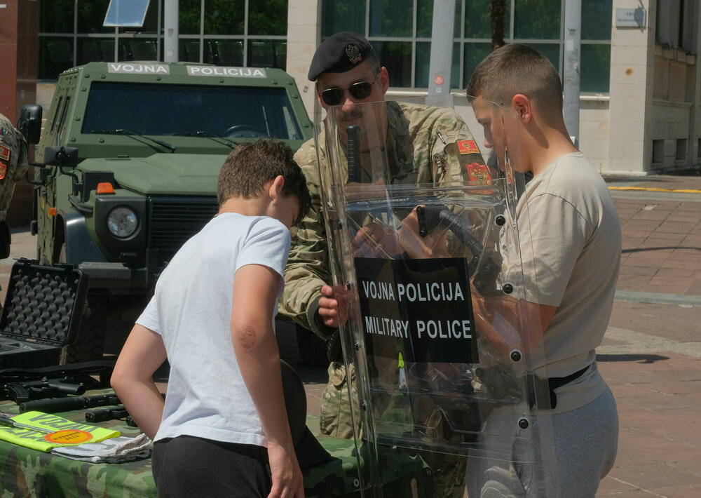 <p>Posjetioci imali priliku i da se upoznaju sa sredstvima i tehnikom Vojske Crne Gore</p>  <div contenteditable="false" tabindex="-1"> </div>