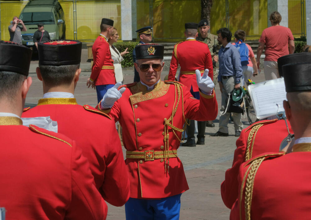 <p>Posjetioci imali priliku i da se upoznaju sa sredstvima i tehnikom Vojske Crne Gore</p>  <div contenteditable="false" tabindex="-1"> </div>