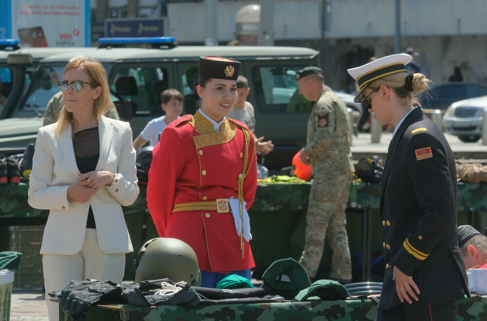 <p>Posjetioci imali priliku i da se upoznaju sa sredstvima i tehnikom Vojske Crne Gore</p>  <div contenteditable="false" tabindex="-1"> </div>