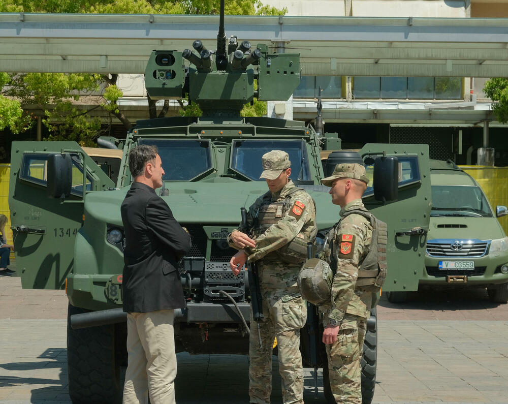 <p>Posjetioci imali priliku i da se upoznaju sa sredstvima i tehnikom Vojske Crne Gore</p>  <div contenteditable="false" tabindex="-1"> </div>