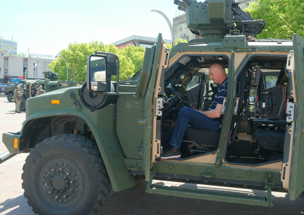 <p>Posjetioci imali priliku i da se upoznaju sa sredstvima i tehnikom Vojske Crne Gore</p>  <div contenteditable="false" tabindex="-1"> </div>