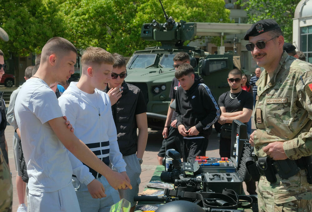 <p>Posjetioci imali priliku i da se upoznaju sa sredstvima i tehnikom Vojske Crne Gore</p>  <div contenteditable="false" tabindex="-1"> </div>