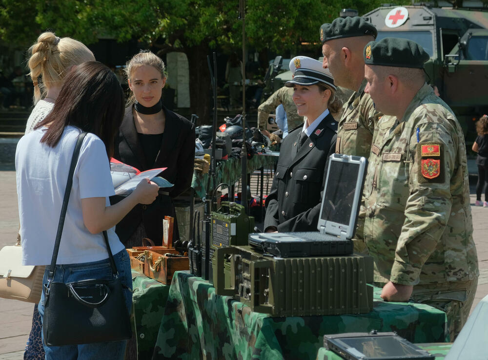 <p>Posjetioci imali priliku i da se upoznaju sa sredstvima i tehnikom Vojske Crne Gore</p>  <div contenteditable="false" tabindex="-1"> </div>