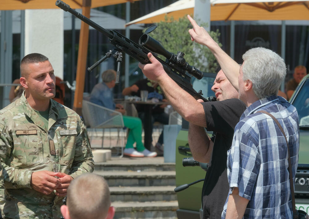 <p>Posjetioci imali priliku i da se upoznaju sa sredstvima i tehnikom Vojske Crne Gore</p>  <div contenteditable="false" tabindex="-1"> </div>