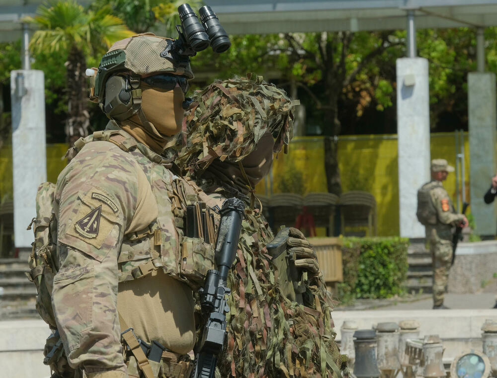 <p>Posjetioci imali priliku i da se upoznaju sa sredstvima i tehnikom Vojske Crne Gore</p>  <div contenteditable="false" tabindex="-1"> </div>