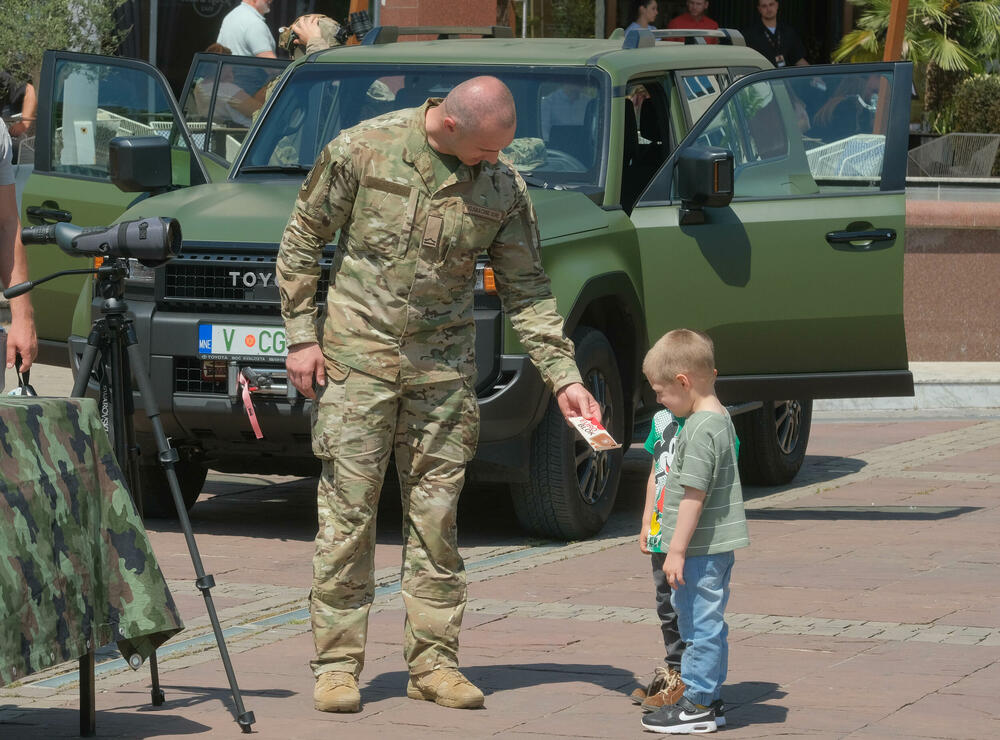 <p>Posjetioci imali priliku i da se upoznaju sa sredstvima i tehnikom Vojske Crne Gore</p>  <div contenteditable="false" tabindex="-1"> </div>