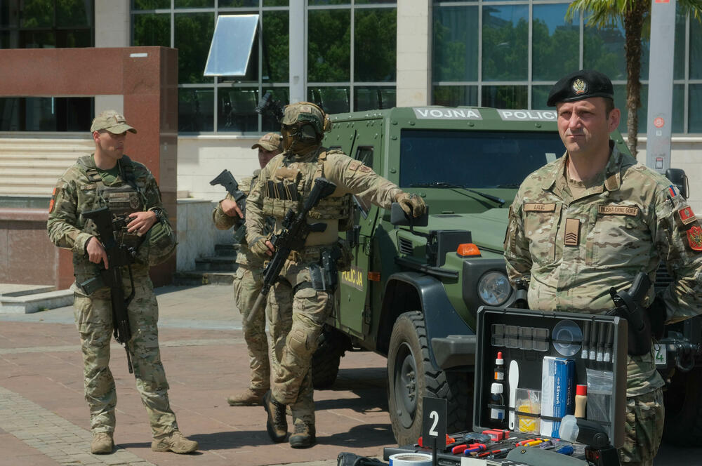 <p>Posjetioci imali priliku i da se upoznaju sa sredstvima i tehnikom Vojske Crne Gore</p>  <div contenteditable="false" tabindex="-1"> </div>