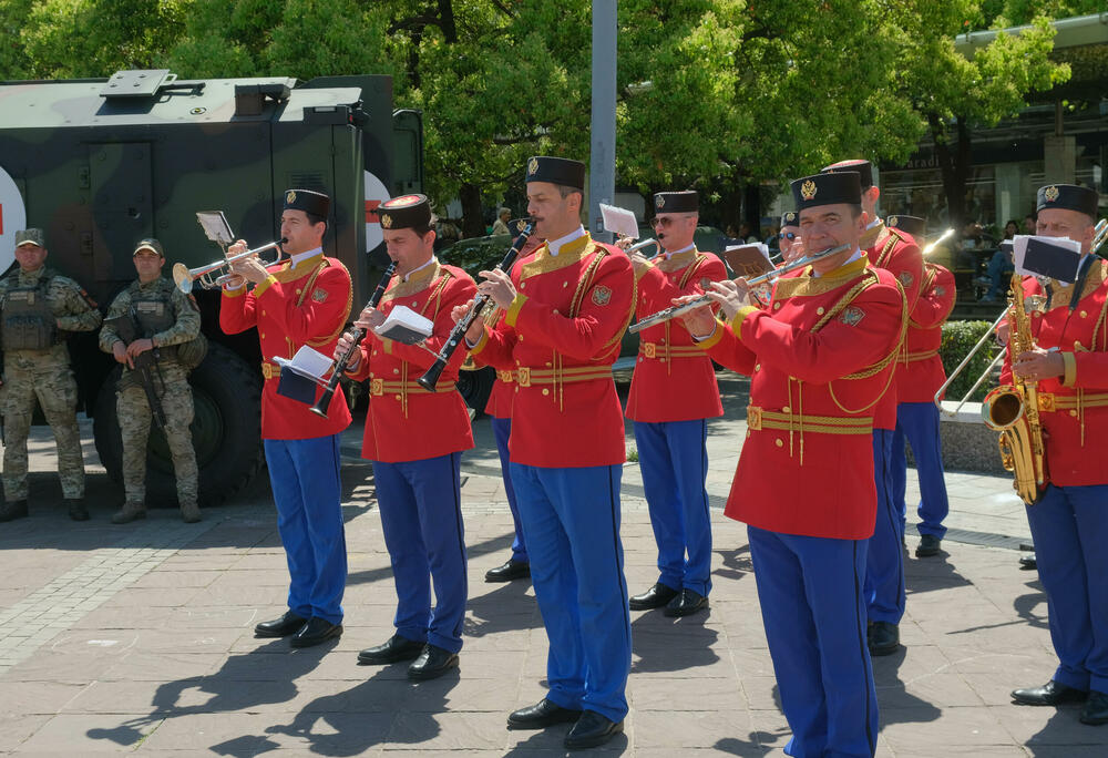 <p>Posjetioci imali priliku i da se upoznaju sa sredstvima i tehnikom Vojske Crne Gore</p>  <div contenteditable="false" tabindex="-1"> </div>