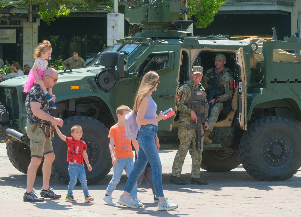 <p>Posjetioci imali priliku i da se upoznaju sa sredstvima i tehnikom Vojske Crne Gore</p>  <div contenteditable="false" tabindex="-1"> </div>