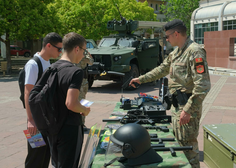 <p>Posjetioci imali priliku i da se upoznaju sa sredstvima i tehnikom Vojske Crne Gore</p>  <div contenteditable="false" tabindex="-1"> </div>