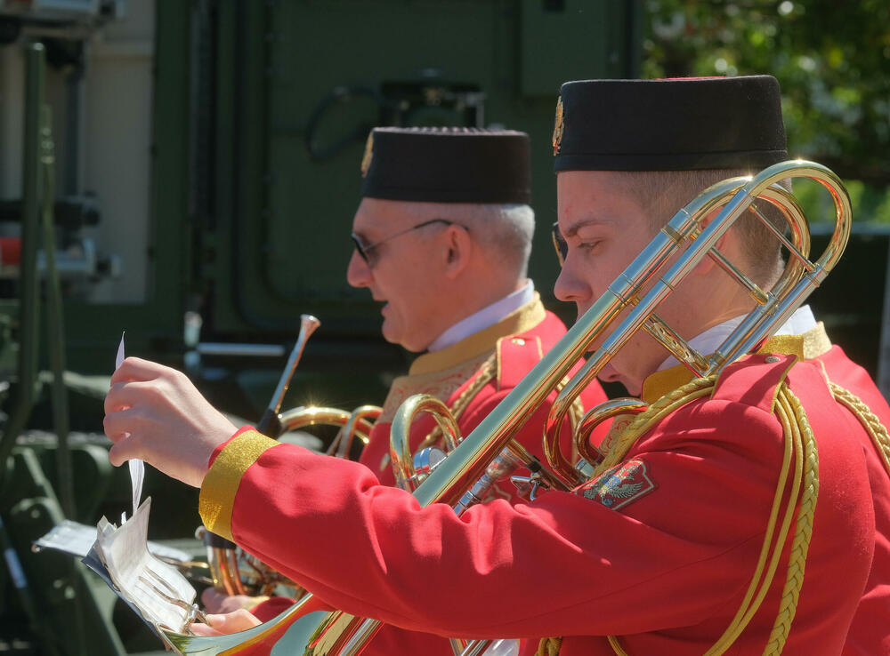 <p>Posjetioci imali priliku i da se upoznaju sa sredstvima i tehnikom Vojske Crne Gore</p>  <div contenteditable="false" tabindex="-1"> </div>