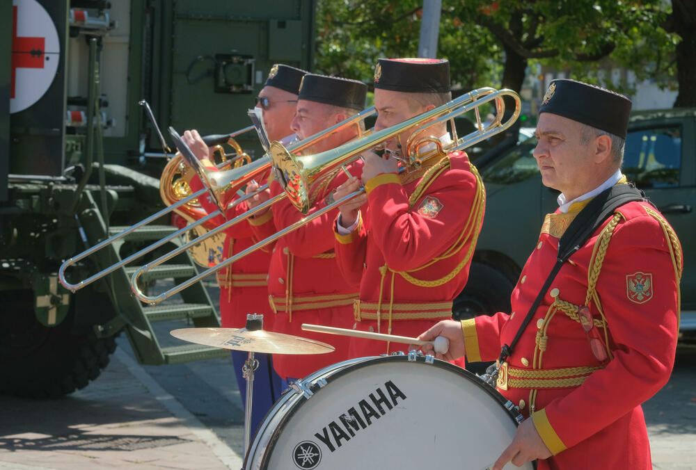 <p>Posjetioci imali priliku i da se upoznaju sa sredstvima i tehnikom Vojske Crne Gore</p>  <div contenteditable="false" tabindex="-1"> </div>