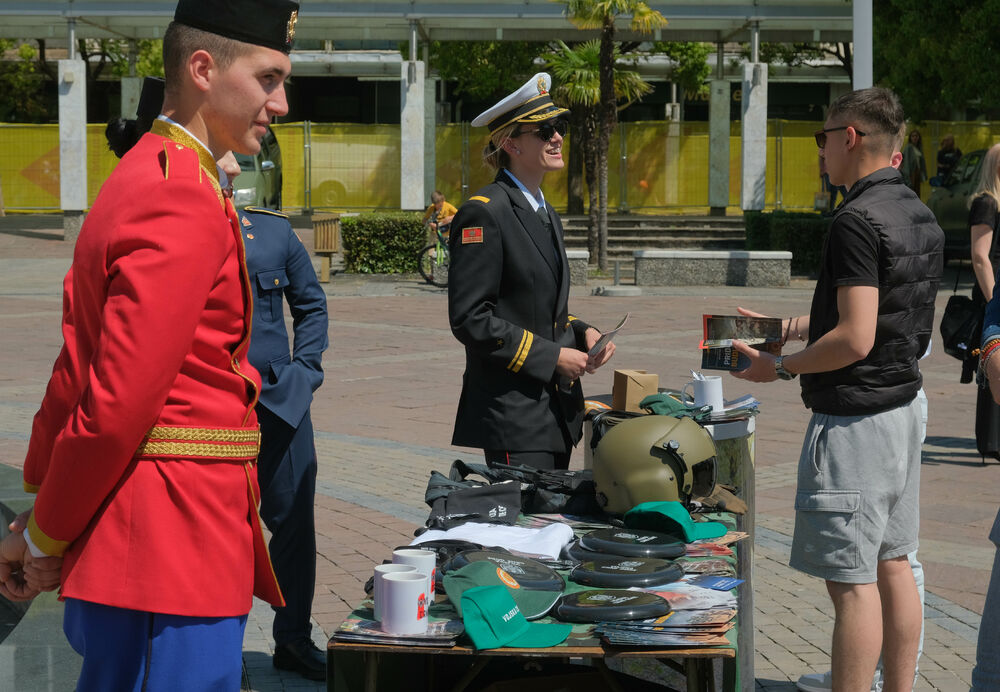 <p>Posjetioci imali priliku i da se upoznaju sa sredstvima i tehnikom Vojske Crne Gore</p>  <div contenteditable="false" tabindex="-1"> </div>