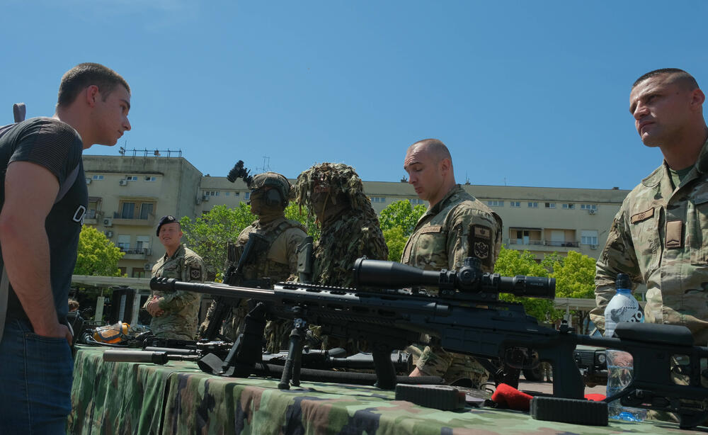 <p>Posjetioci imali priliku i da se upoznaju sa sredstvima i tehnikom Vojske Crne Gore</p>  <div contenteditable="false" tabindex="-1"> </div>