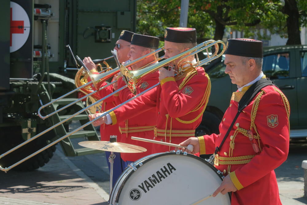 <p>Posjetioci imali priliku i da se upoznaju sa sredstvima i tehnikom Vojske Crne Gore</p>  <div contenteditable="false" tabindex="-1"> </div>