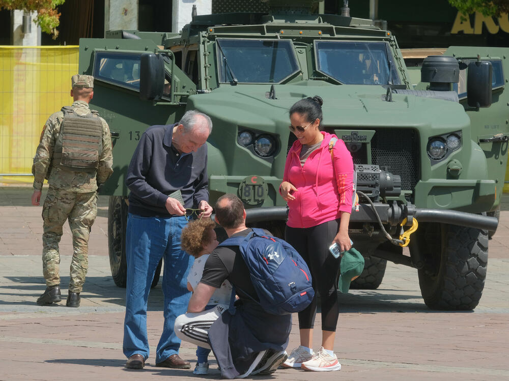 <p>Posjetioci imali priliku i da se upoznaju sa sredstvima i tehnikom Vojske Crne Gore</p>  <div contenteditable="false" tabindex="-1"> </div>