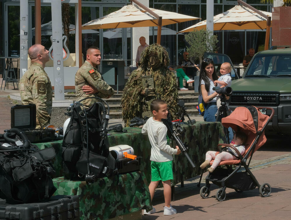 <p>Posjetioci imali priliku i da se upoznaju sa sredstvima i tehnikom Vojske Crne Gore</p>  <div contenteditable="false" tabindex="-1"> </div>