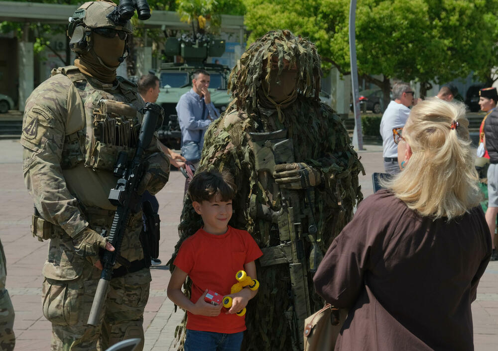 <p>Posjetioci imali priliku i da se upoznaju sa sredstvima i tehnikom Vojske Crne Gore</p>  <div contenteditable="false" tabindex="-1"> </div>