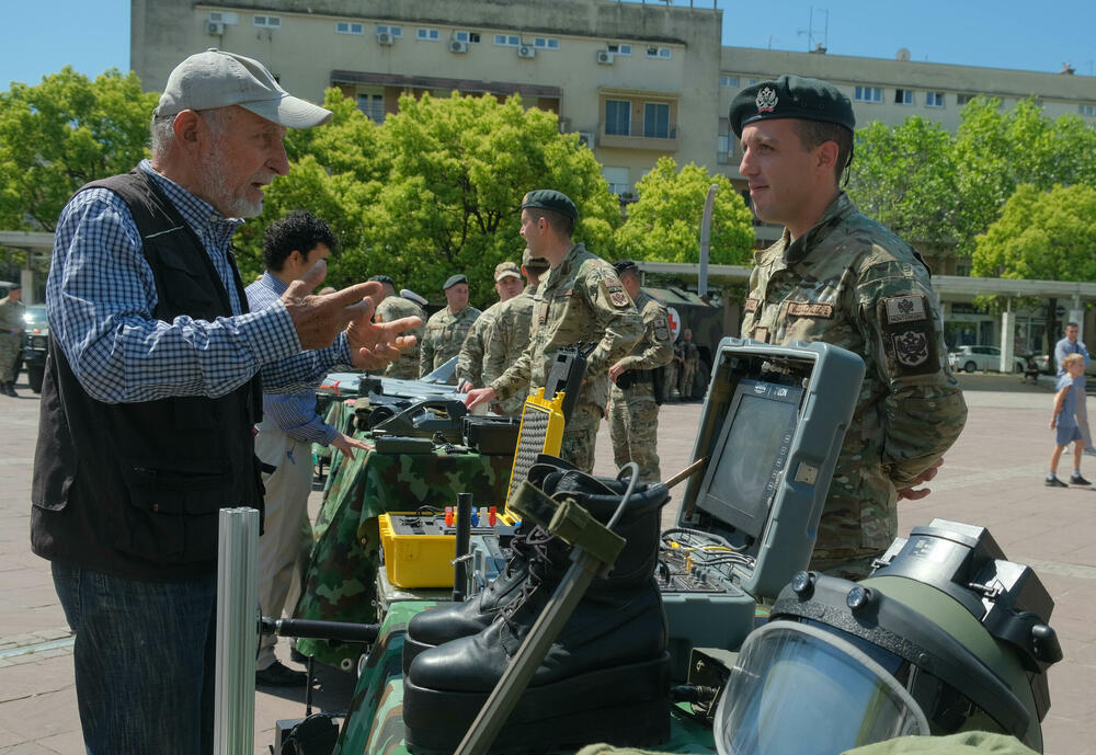 <p>Posjetioci imali priliku i da se upoznaju sa sredstvima i tehnikom Vojske Crne Gore</p>  <div contenteditable="false" tabindex="-1"> </div>