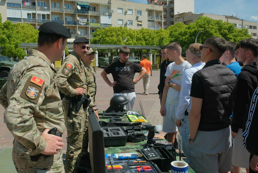 <p>Posjetioci imali priliku i da se upoznaju sa sredstvima i tehnikom Vojske Crne Gore</p>  <div contenteditable="false" tabindex="-1"> </div>