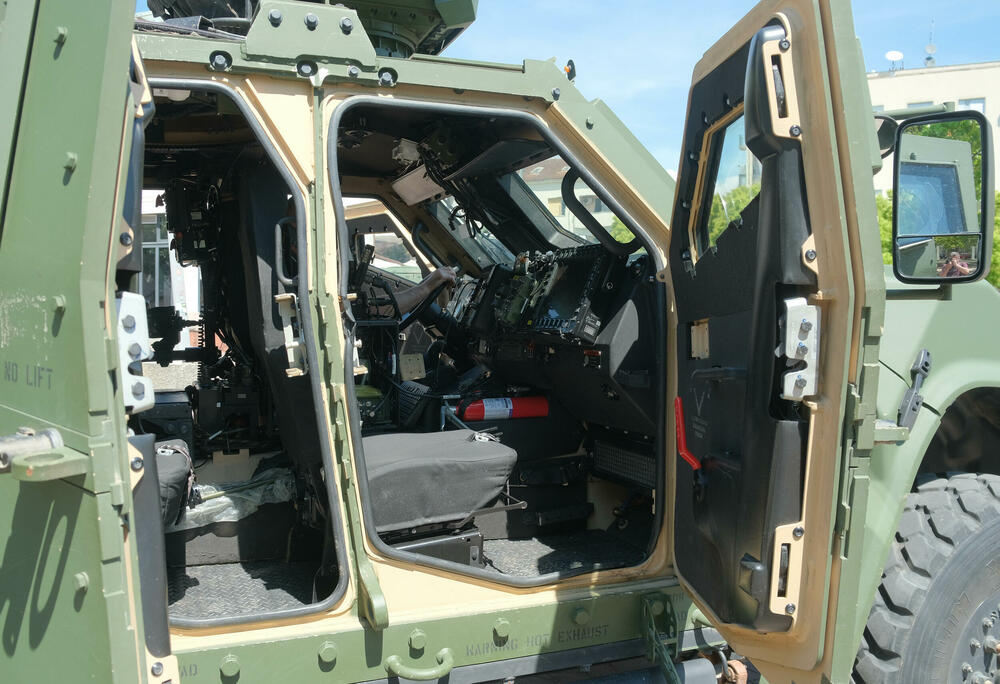 <p>Posjetioci imali priliku i da se upoznaju sa sredstvima i tehnikom Vojske Crne Gore</p>  <div contenteditable="false" tabindex="-1"> </div>