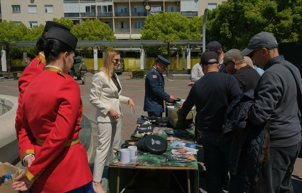 <p>Posjetioci imali priliku i da se upoznaju sa sredstvima i tehnikom Vojske Crne Gore</p>  <div contenteditable="false" tabindex="-1"> </div>