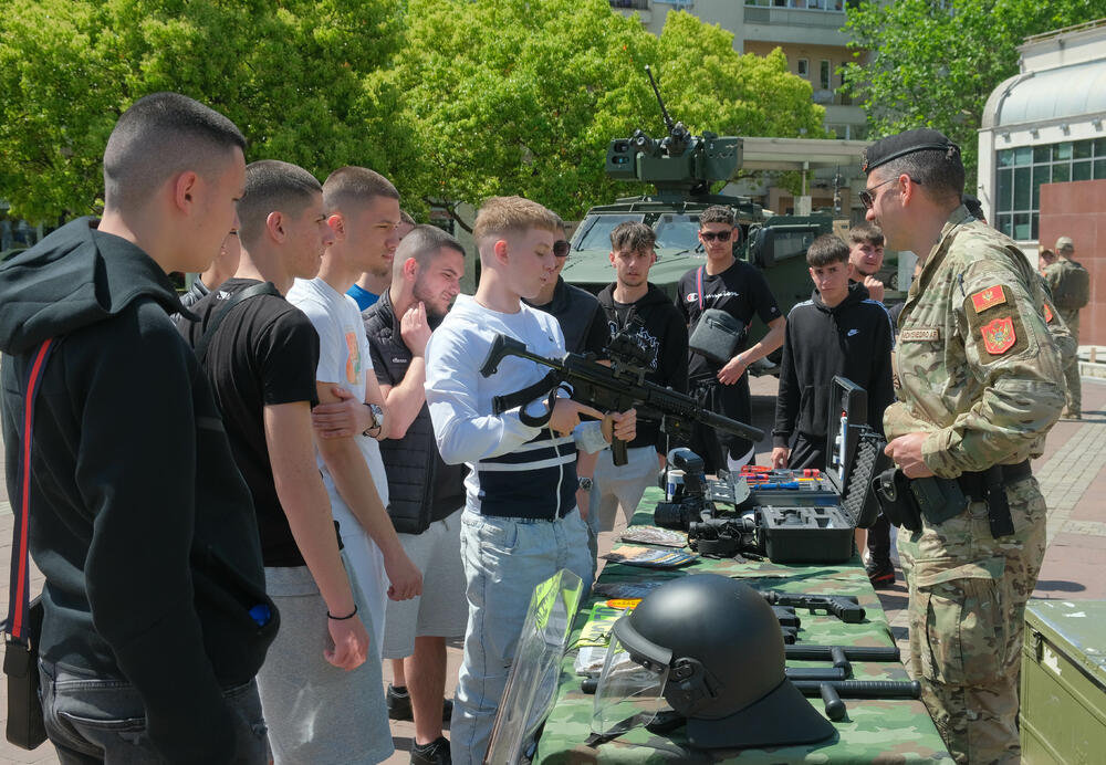 <p>Posjetioci imali priliku i da se upoznaju sa sredstvima i tehnikom Vojske Crne Gore</p>  <div contenteditable="false" tabindex="-1"> </div>