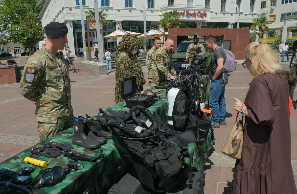 <p>Posjetioci imali priliku i da se upoznaju sa sredstvima i tehnikom Vojske Crne Gore</p>  <div contenteditable="false" tabindex="-1"> </div>