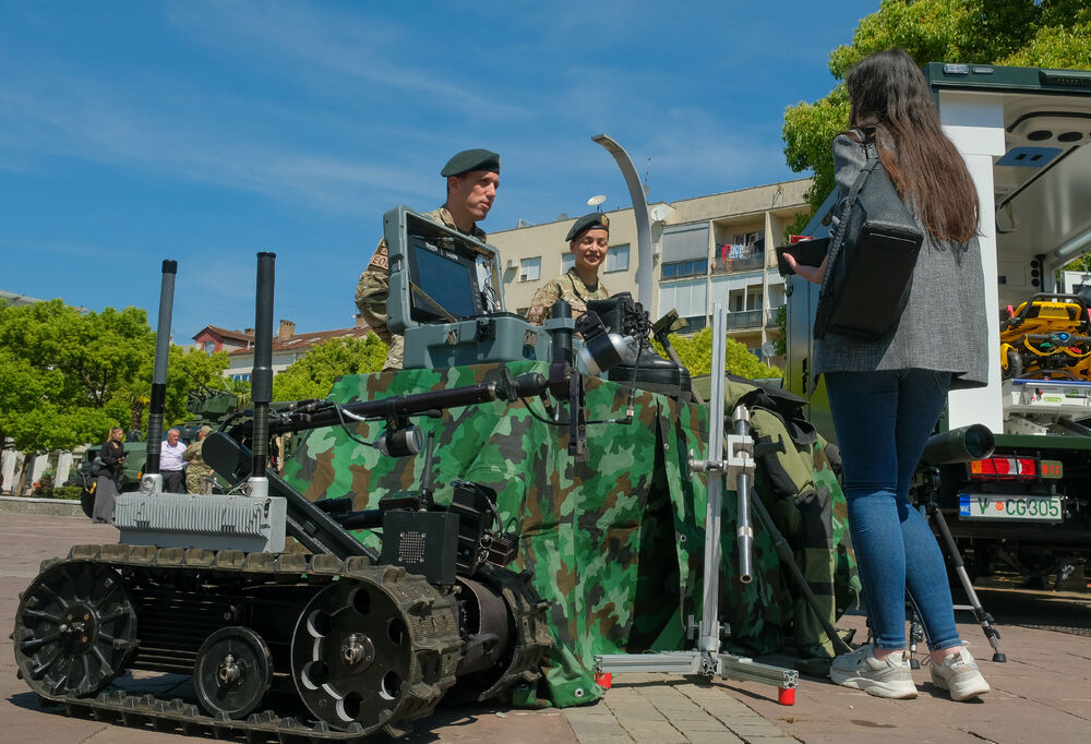 <p>Posjetioci imali priliku i da se upoznaju sa sredstvima i tehnikom Vojske Crne Gore</p>  <div contenteditable="false" tabindex="-1"> </div>