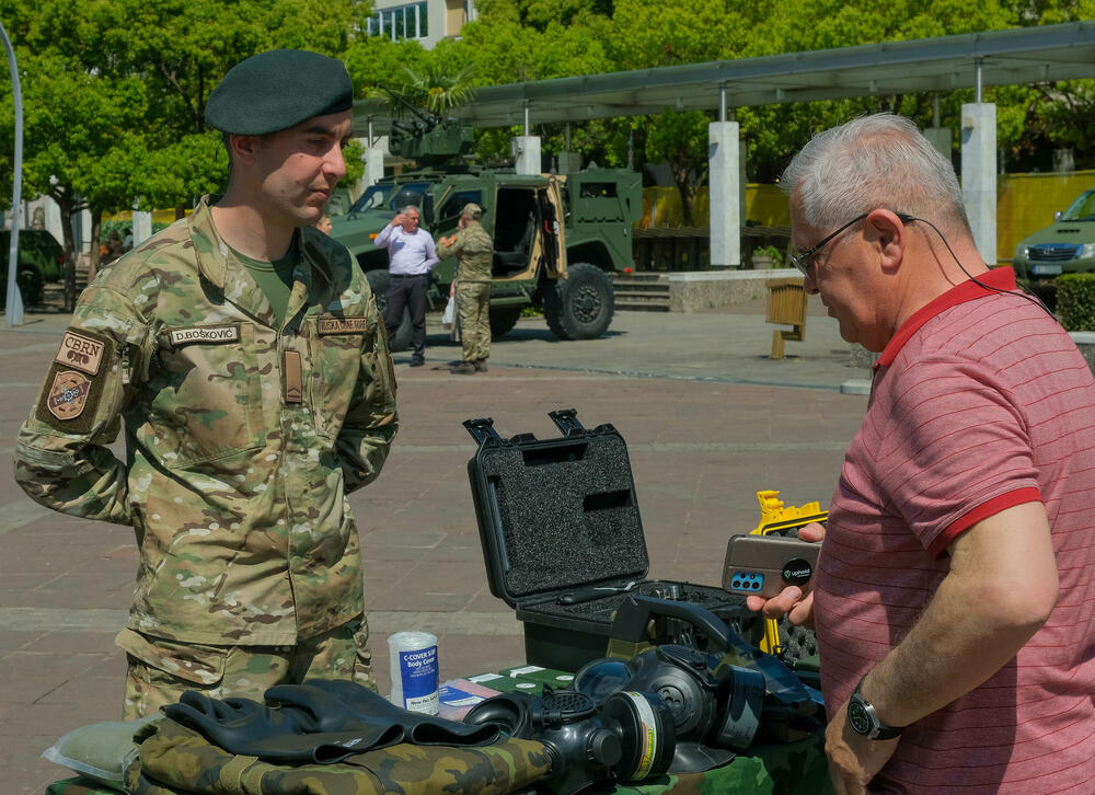 <p>Posjetioci imali priliku i da se upoznaju sa sredstvima i tehnikom Vojske Crne Gore</p>  <div contenteditable="false" tabindex="-1"> </div>