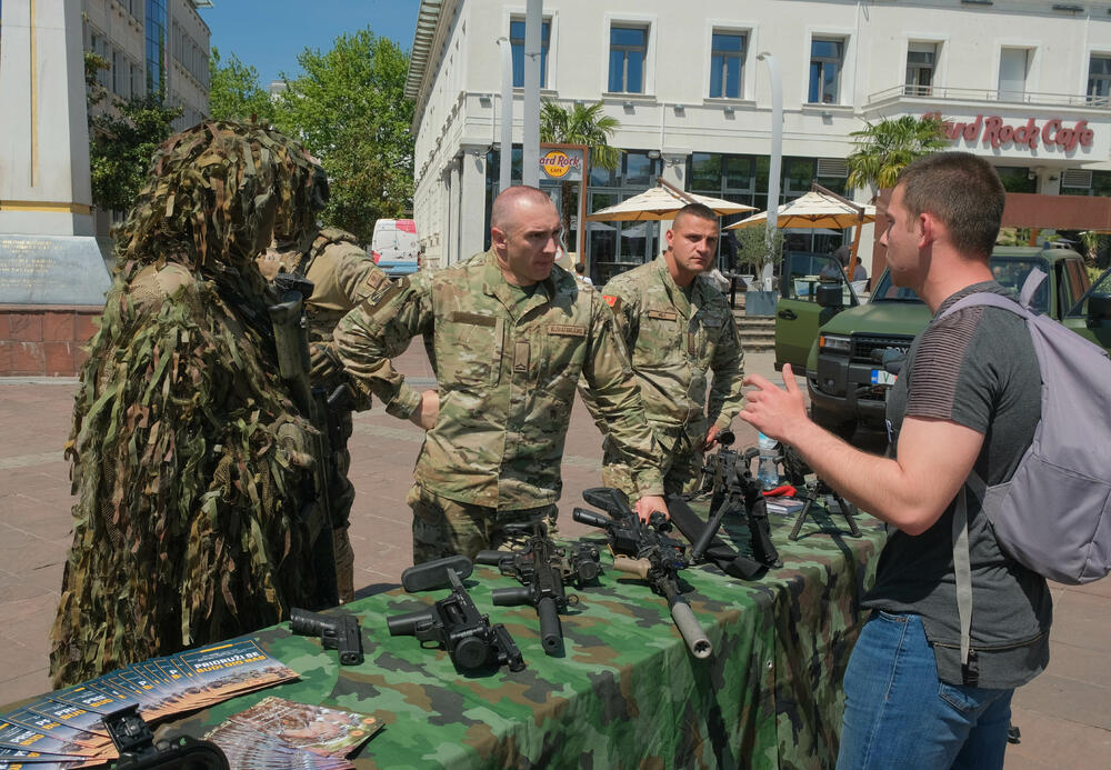 <p>Posjetioci imali priliku i da se upoznaju sa sredstvima i tehnikom Vojske Crne Gore</p>  <div contenteditable="false" tabindex="-1"> </div>