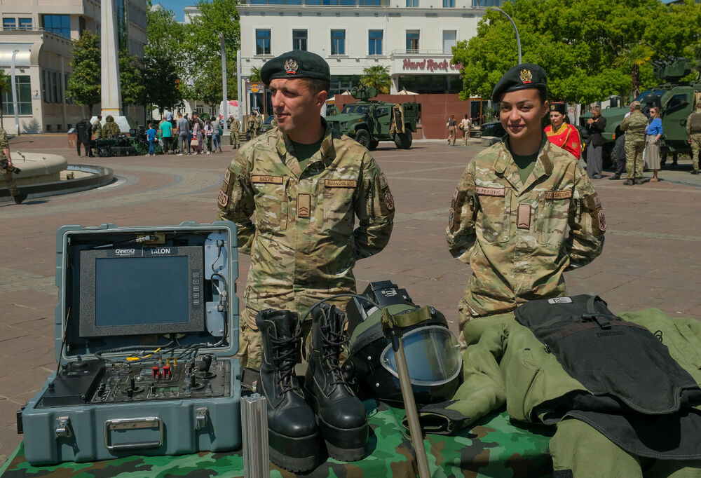 <p>Posjetioci imali priliku i da se upoznaju sa sredstvima i tehnikom Vojske Crne Gore</p>  <div contenteditable="false" tabindex="-1"> </div>