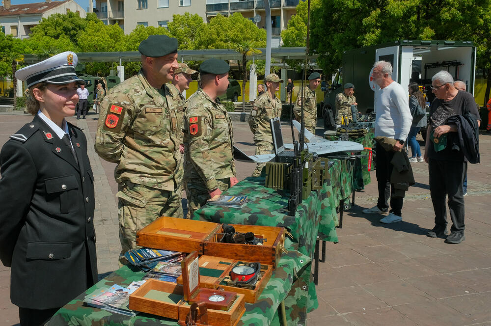 <p>Posjetioci imali priliku i da se upoznaju sa sredstvima i tehnikom Vojske Crne Gore</p>  <div contenteditable="false" tabindex="-1"> </div>