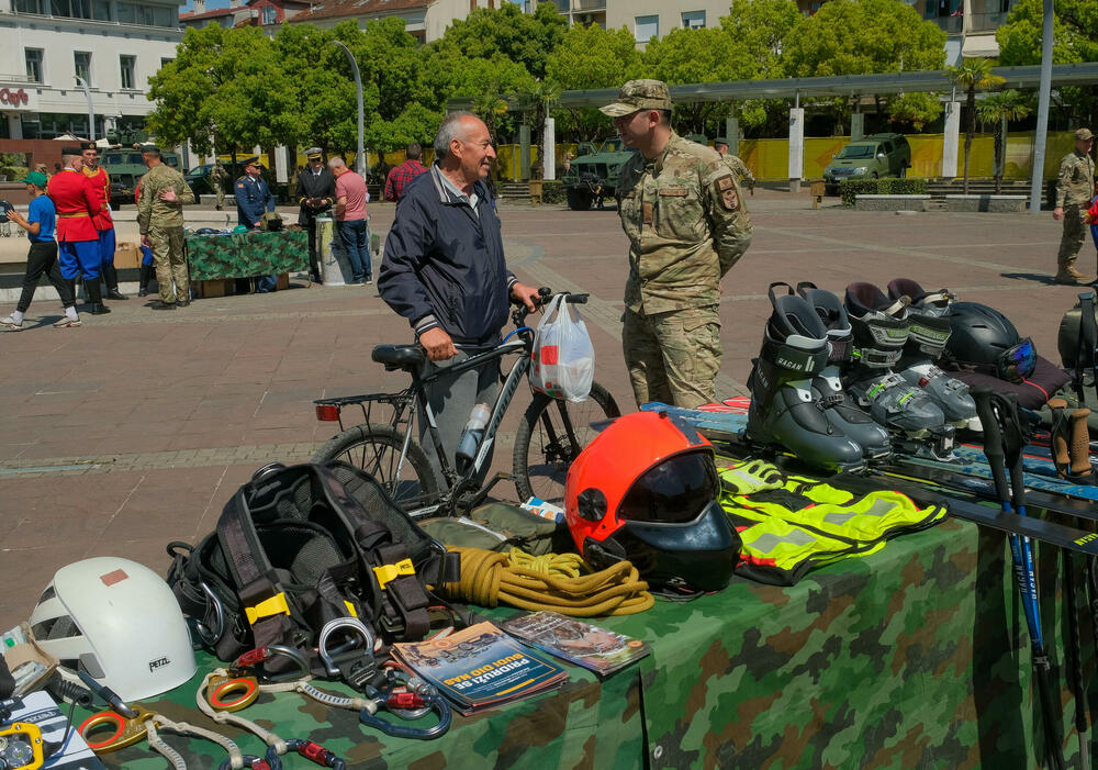 <p>Posjetioci imali priliku i da se upoznaju sa sredstvima i tehnikom Vojske Crne Gore</p>  <div contenteditable="false" tabindex="-1"> </div>