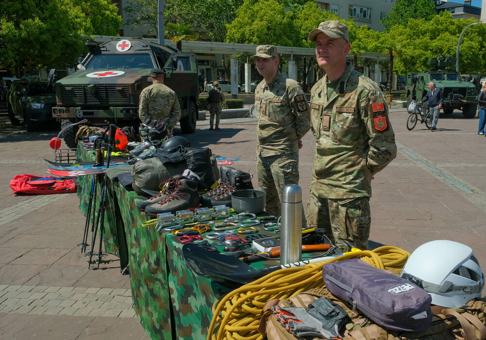 <p>Posjetioci imali priliku i da se upoznaju sa sredstvima i tehnikom Vojske Crne Gore</p>  <div contenteditable="false" tabindex="-1"> </div>