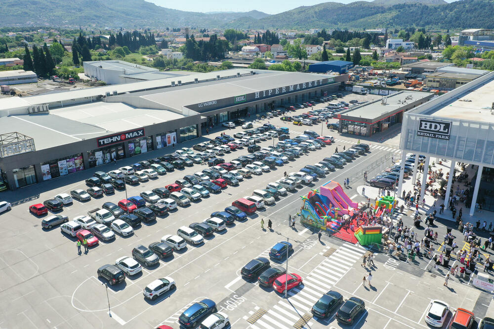 <p>Danas, 28. aprila, Bar je u središtu pažnje čitave Crne Gore! U 10 časova počinje svečani i zabavni program povodom otvaranja HDL Retail Parka Bar, dok se vrata za posjetioce zvanično otvaraju u 11 časova.</p>