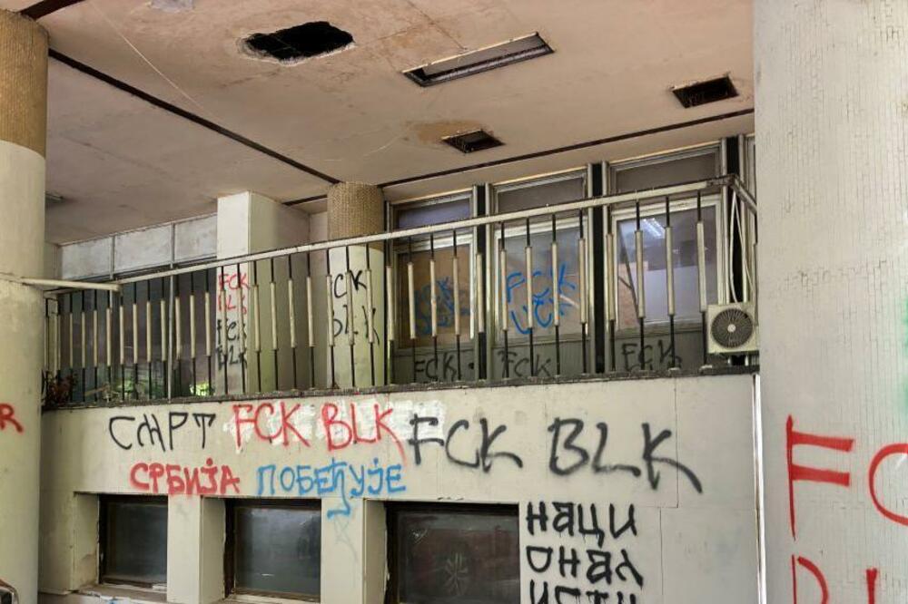 Zgrada Hemijskog fakulteta u Beogradu išarana je uvredljivim grafitima sa političkom konotacijom u noći između 26. i 27. aprila, Foto: Teodora Ćurčić/BBC