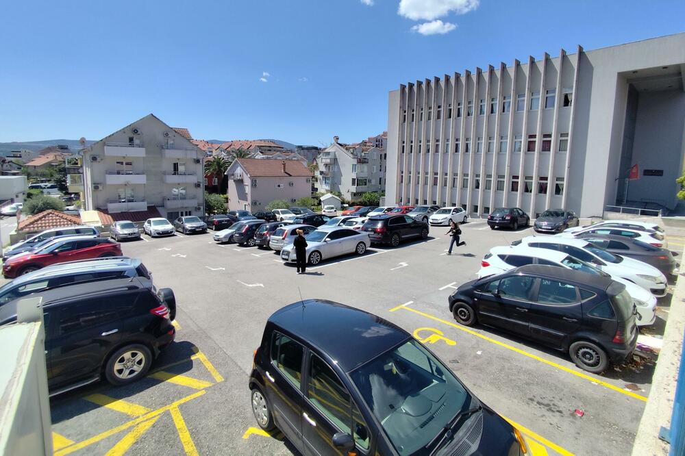 Parking kod Muzičke škole, Foto: Siniša Luković