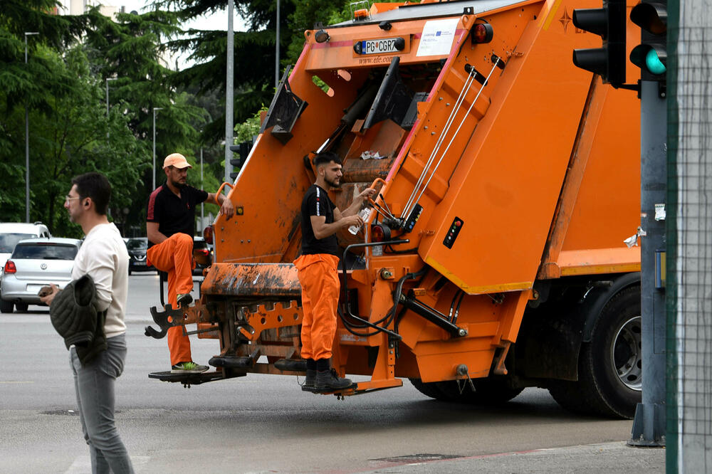 Kontejneri i suve i mokre frakcije se prazne u iste kamione, Foto: BORIS PEJOVIC