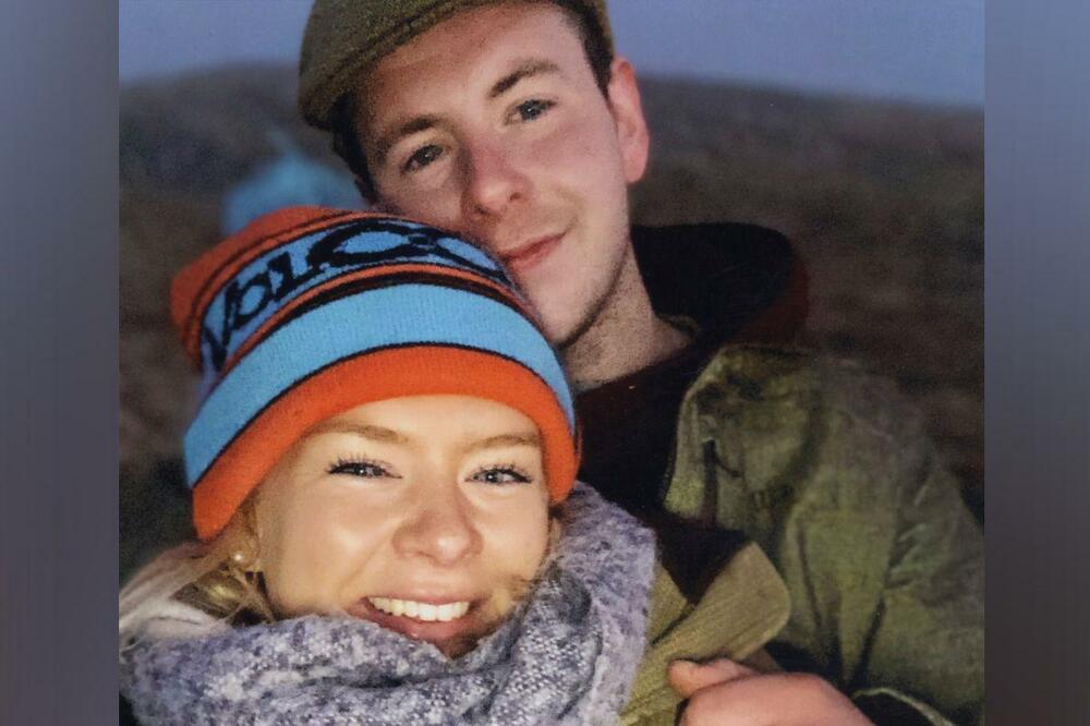 Dr Kerolajn Mjurhed i Aleksandar &bdquo;Sendi&ldquo; Mekelar imali su burnu romansu, Foto: Netflix