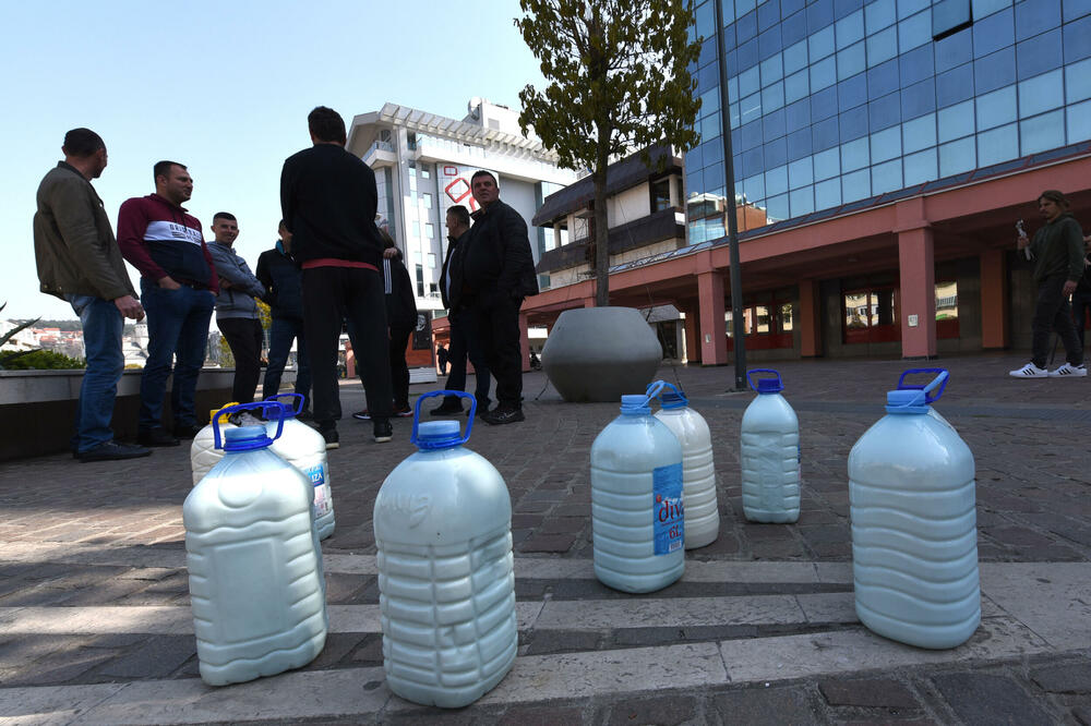 Viškovi i ograničeni otkup ugrozili 400 porodičnih farmera: Sa jednog od ranijih protesta, Foto: BORIS PEJOVIC