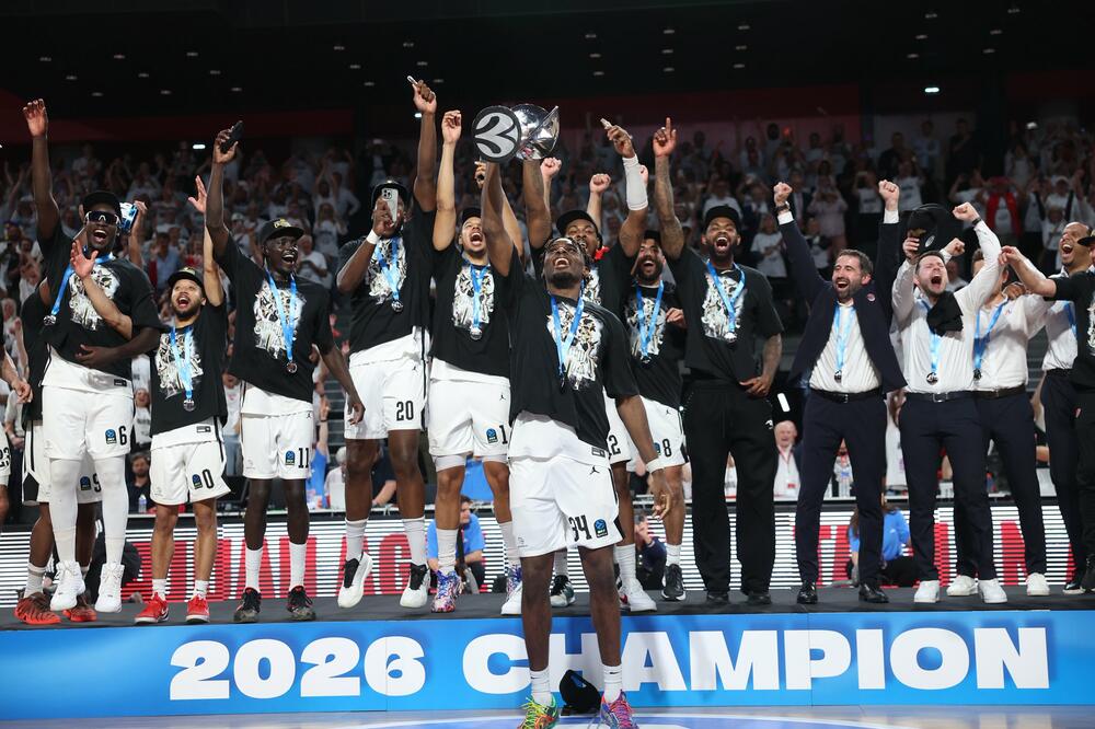 Šampioni: Košarkaši Burga sa peharom Evrokupa, Foto: Eurocup