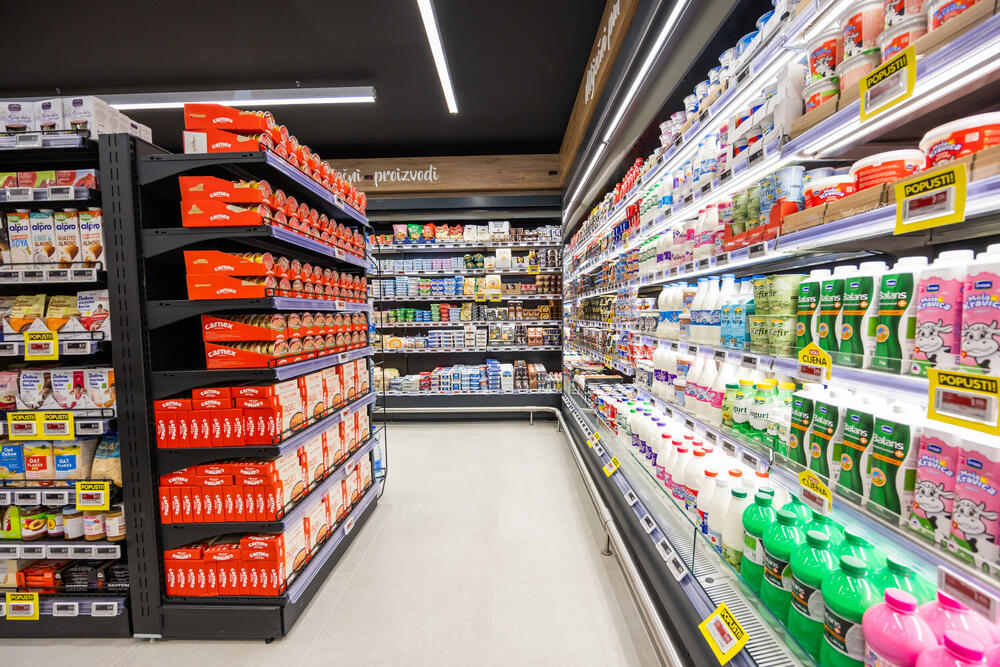 <p><em>Danas je Voli u Radovićima otvorio svoja vrata - sasvim novi market na starom mjestu.</em></p>