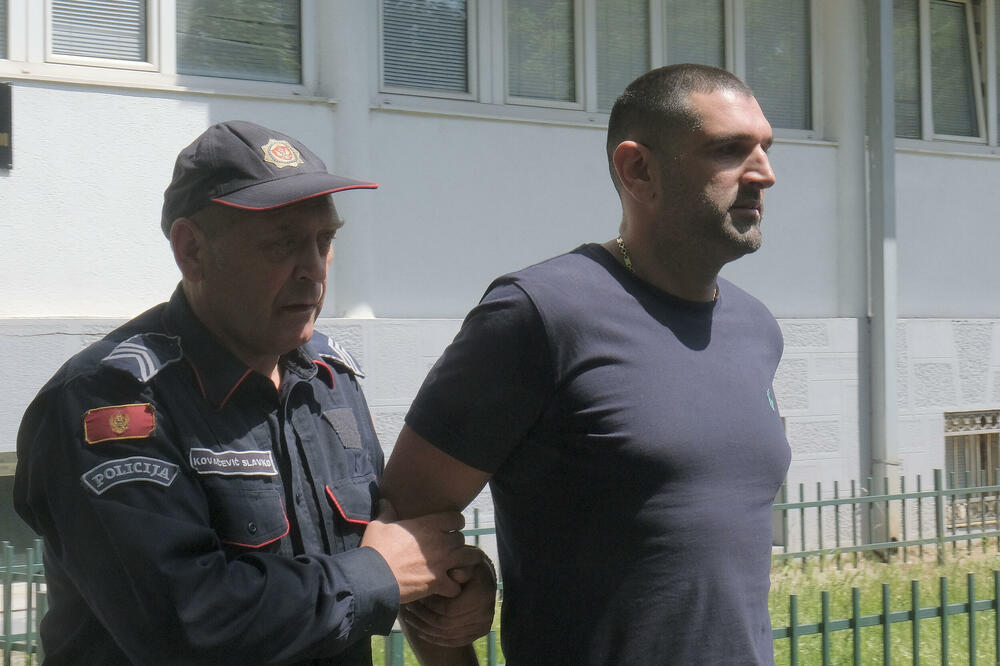 Privođenje Lakovića, Foto: Risto Božović