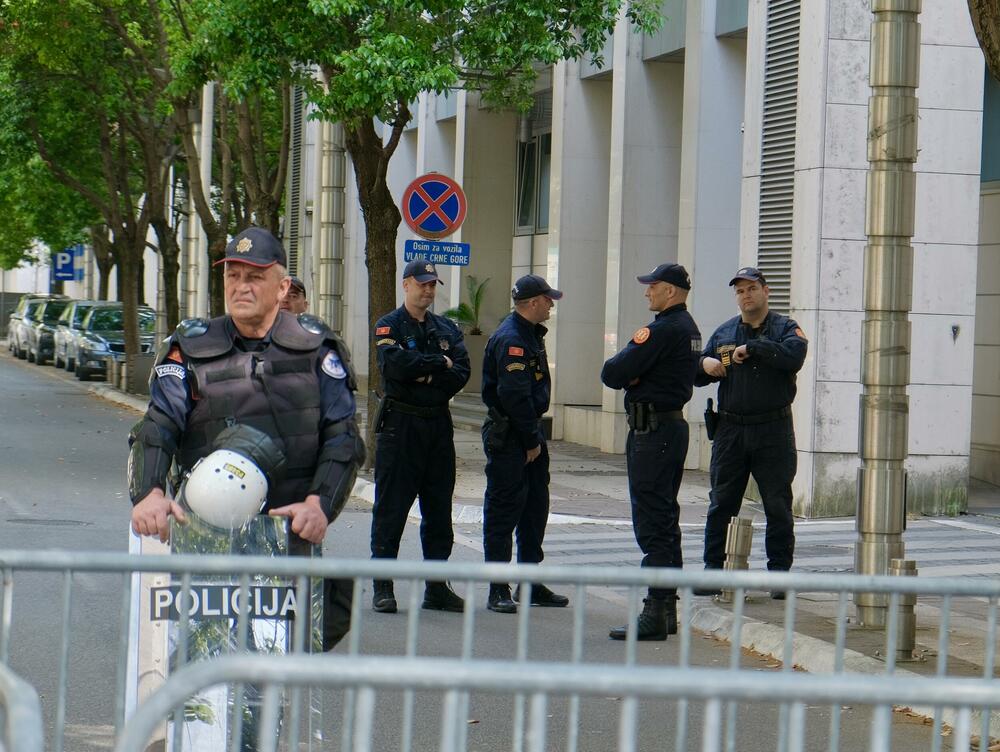 <p>Policija je postavila ograde kod zgrade Vlade, tako da je protest održan na raskrsnici Bulevara Stanka Dragojevića i Karađorđeve ulice, koja je bila zatvorena za saobraćaj</p>